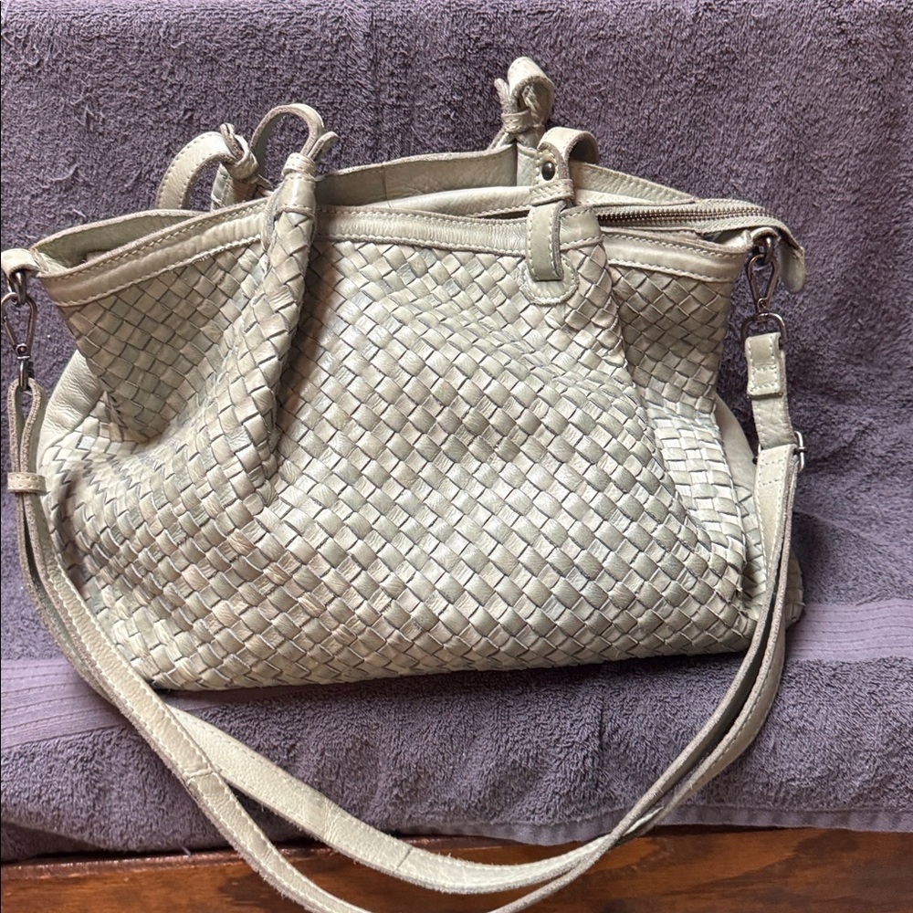Chic Cream Woven Shoulder Bag this bag is pale green not cream - Picture 4 of 9